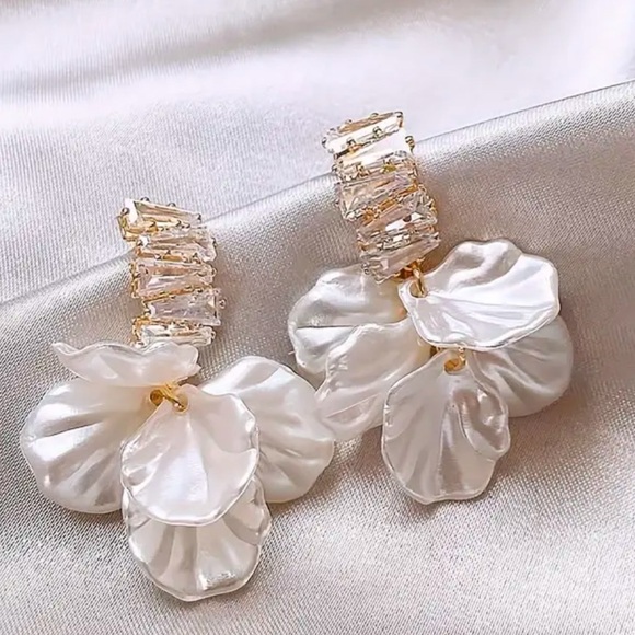 💥2 for $18💥 Beautiful Sterling and Cz drop floral earrings! - Picture 2 of 4